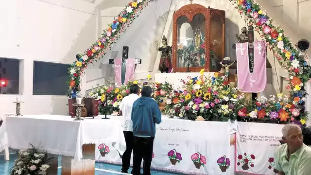 Durante la acostumbrada feria de diciembre, los oradores elevan plegarias y presentan obsequios a la Virgen, rituales impregnados de la cosmovisión local.