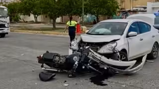 Un automovilista a exceso de velocidad ignoró el alto en Villas del Sol y embistió a un motociclista. La moto quedó destrozada, pero el conductor salvó la vida de milagro.