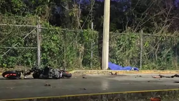 El motociclista se estrelló contra un poste de concreto y perdió la vida de manera instantánea.