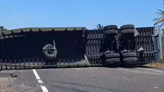 Volcadura de tráiler provoca caos vial en la carretera Campeche–Ciudad del Carmen