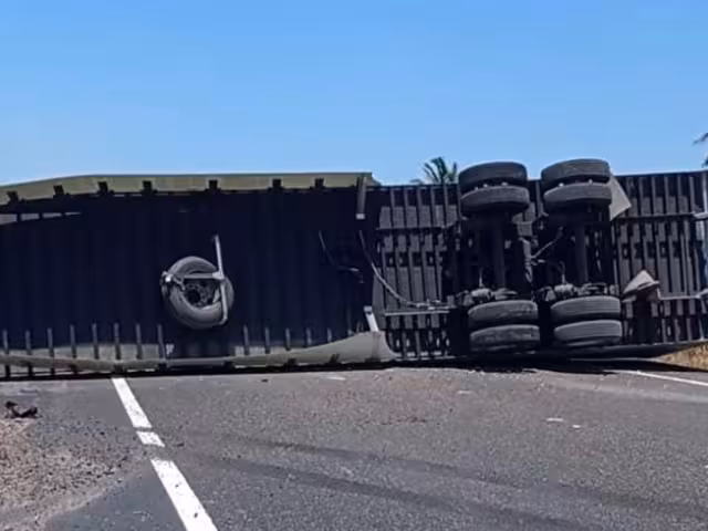 Un tráiler de carga pesada volcó en la carretera federal Campeche–Carmen, a la altura del kilómetro 98.