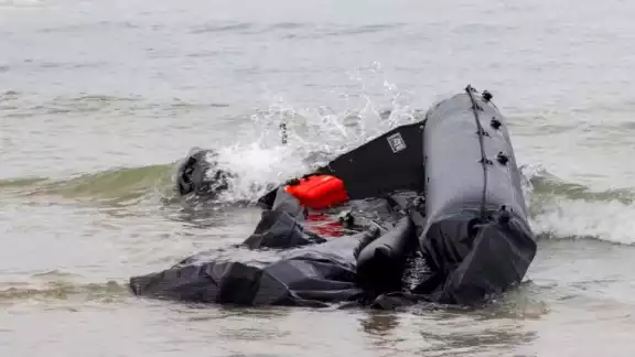 El barco encalló y se rompió contra las rocas El barco encalló y se rompió contra las rocas