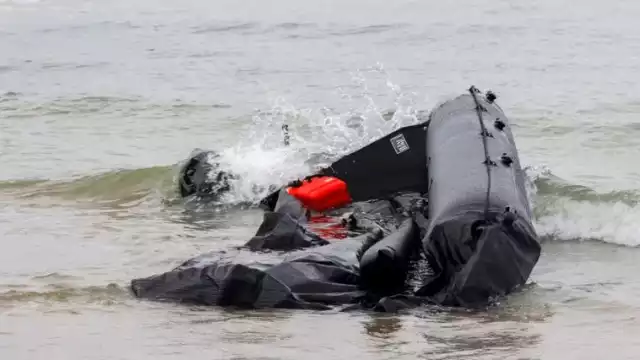 El barco encalló y se rompió contra las rocas