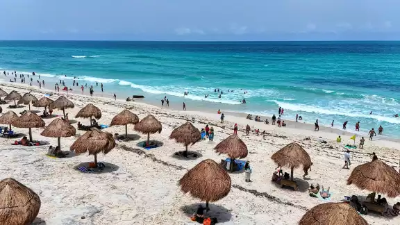 Cancún tiene playas para las familias por sus aguas tranquilas Cancún tiene playas para las familias por sus aguas tranquilas