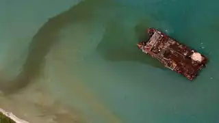 Barco varado en Ciudad del Carmen genera nuevo desastre ambiental