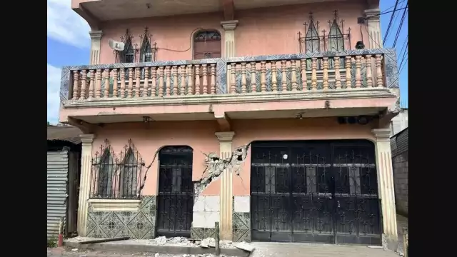 Guatemala fue sacudido por dos fuertes temblores; hay daños considerables.