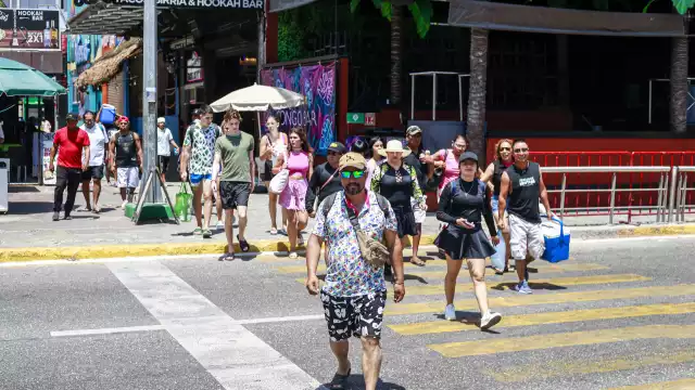 Debido a las altas temperaturas y los fuertes rayos de sol, se recomienda tomar precauciones