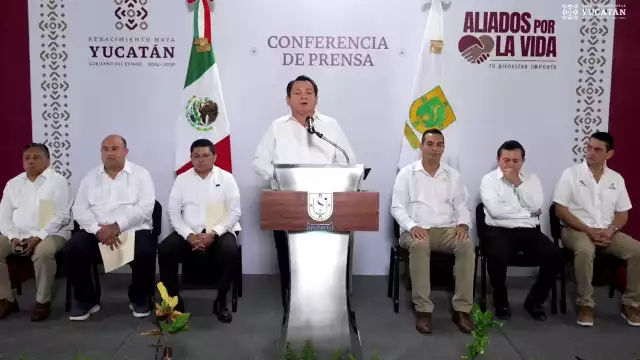 El gobernador Joaquín Díaz Mena mantiene su compromiso de apoyar a los maestros yucatecos