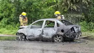 Incendio consume auto en la Avenida Siglo XXI, en Campeche; conductor sale ileso