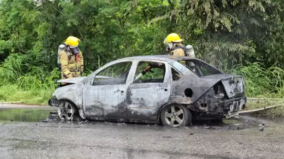 Un auto sedán fue consumido por un incendio provocado por un corto circuito Un auto sedán fue consumido por un incendio provocado por un corto circuito