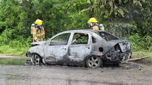 Un auto sedán fue consumido por un incendio provocado por un corto circuito