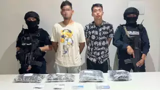 Detienen a dos hombres en posesión de marihuana y cristal en Tulum