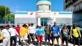 Cooperativas  de servicios de Puerto Juárez protestan por trabas para obtener libretas de mar y trabajar 