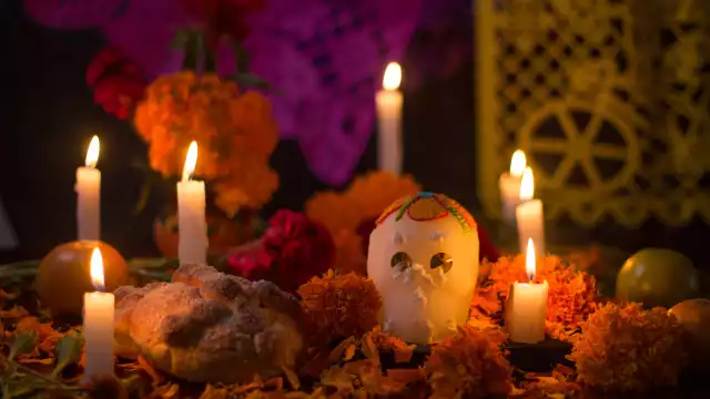 El Día de Muertos es un puente espiritual que une a los vivos y sus seres queridos fallecidos
