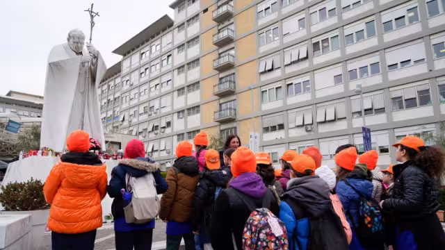 El Vaticano señaló que los exámenes de laboratorio y radiografías siguen mostrando un cuadro clínico complejo