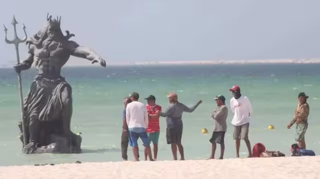 La estatua, de más de tres metros de altura, está ubicada exactamente a la rectitud de la “cancha rosa” o también llamada “Poseidón”.