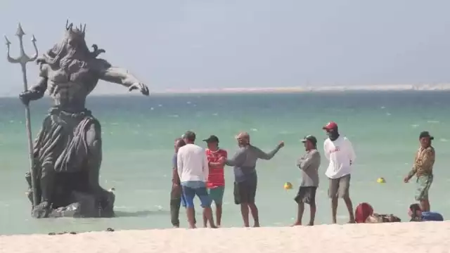 La estatua, de más de tres metros de altura, está ubicada exactamente a la rectitud de la “cancha rosa” o también llamada “Poseidón”.