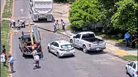 Un camión de carga derribó al menos dos postes en la calle 47 por 69, cerca de la glorieta que da acceso al Fraccionamiento las Américas Un camión de carga derribó al menos dos postes en la calle 47 por 69, cerca de la glorieta que da acceso al Fraccionamiento las Américas