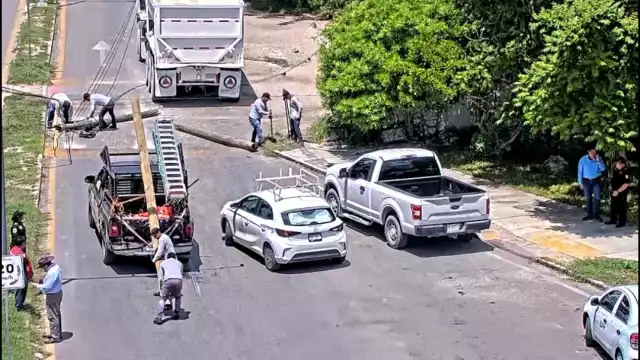 Un camión de carga derribó al menos dos postes en la calle 47 por 69, cerca de la glorieta que da acceso al Fraccionamiento las Américas