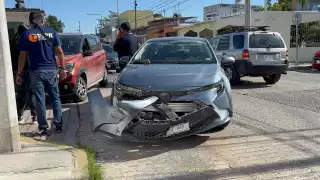 Aparatoso choque en Ciudad del Carmen, paraliza tráfico en pleno 24 de diciembre