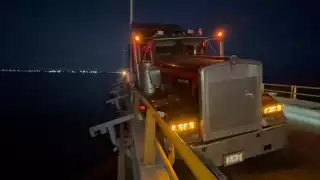  Trailero se impacta contra el puente Zacatal en Ciudad del Carmen y culpa al sol   