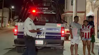 Camioneta arrolla a dos jóvenes en Ciudad del Carmen y se da a la fuga; termian graves