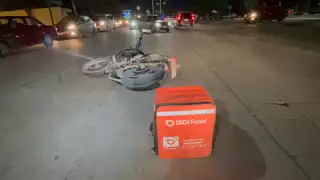 Intenta dar vuelta en U en Ciudad del Carmen y se lleva a motomandaditos 