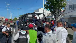 Pochimóviles de Ciudad del Carmen continúan detenidos tras bloqueo