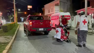 Jovencita ebria se avienta a una camioneta en Ciudad del Carmen y finge lesiones