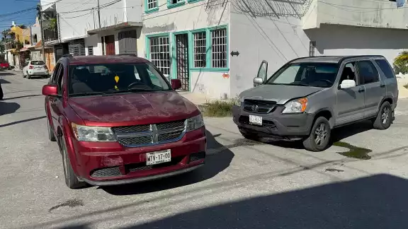 Un choque entre dos camionetas en la Colonia Santa Isabel dejó daños materiales de regular cuantía Un choque entre dos camionetas en la Colonia Santa Isabel dejó daños materiales de regular cuantía
