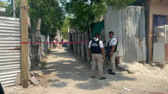 Los vecinos recibieron al sujeto con dos balazos en la pierna