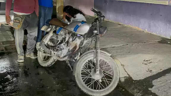 Mujer derrapa en su motocicleta en Cd. Del Carmen Mujer derrapa en su motocicleta en Cd. Del Carmen