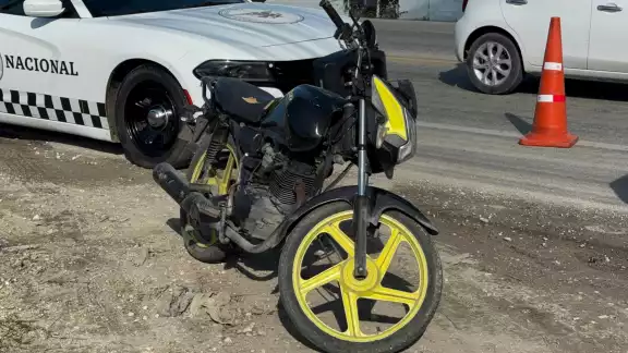 Dos jóvenes en motocicleta fueron accidentados por una camioneta
