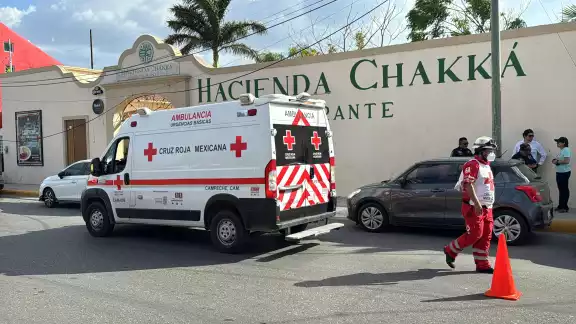 La mujer cayó en crisis nerviosa y pidió ayuda médica. La mujer cayó en crisis nerviosa y pidió ayuda médica.