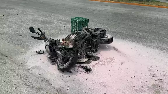La motocicleta fue consumida en su totalidad por el fuego