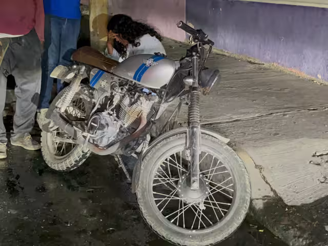Mujer derrapa en su motocicleta en Cd. Del Carmen