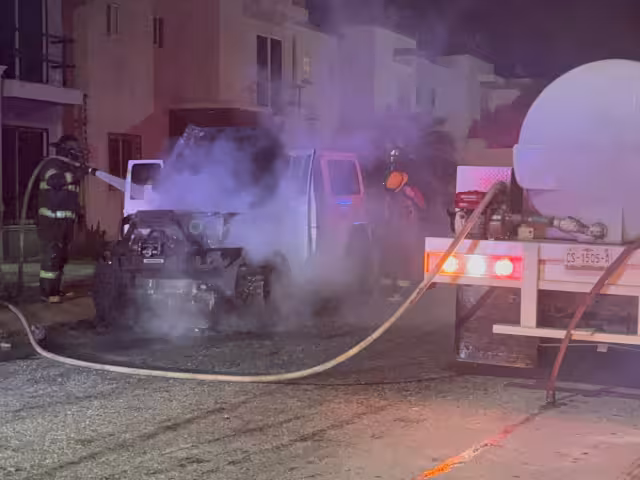 Se registró un incendio de una camioneta de lujo en el fraccionamiento 18 de marzo