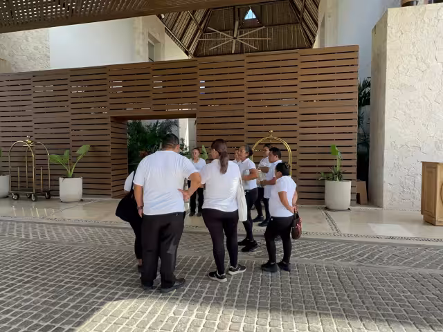 Colaboradores del Hotel Mundo Maya Tulum protestaron a las afueras del establecimiento.