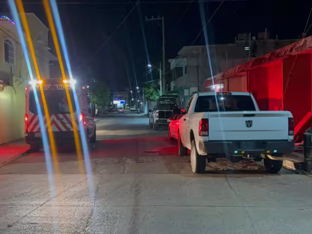 Autoridades forenses acudieron al domicilio tras el reporte de un suicidio