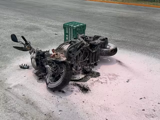 La motocicleta fue consumida en su totalidad por el fuego