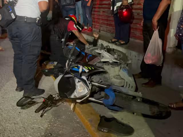 Huye tras accidentar a motociclista en el centro.