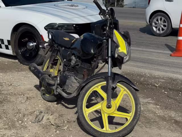 Dos jóvenes en motocicleta fueron accidentados por una camioneta