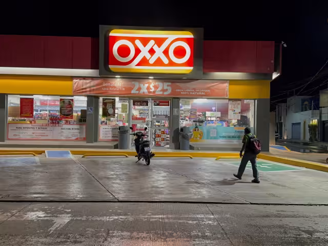 Asaltan un Oxxo en la colonia Miami en Campeche