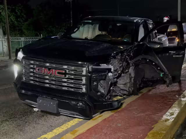 Impacto el neumático delantero izquierdo contra la guarnición