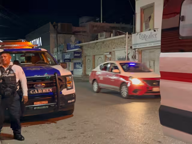 Autoridades municipales y paramédicos acudieron a la colonia Centro tras el reporte de un hombre tirado y ensangrentado