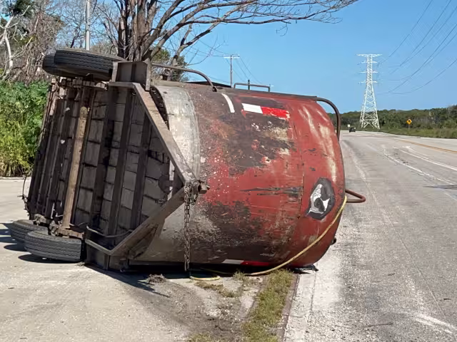 Un remolque lleno de ganado volcó en la carretera Carmen Puerto Real al soltarse del tirón de una camioneta Ford F150