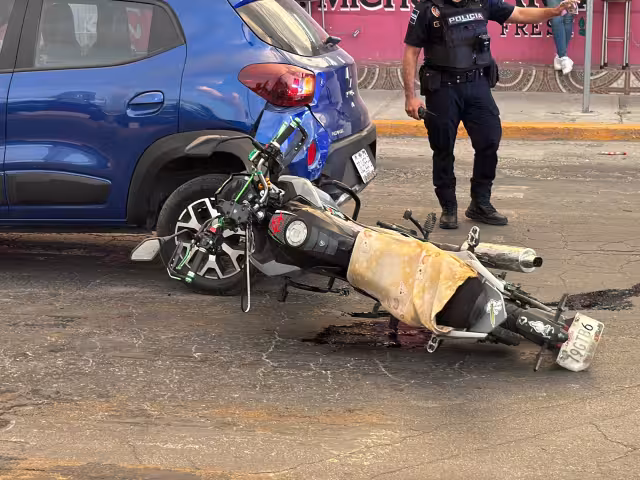 Choque por alcance en la Avenida Francisco I. Madero "La Ría" deja a una mujer lesionada del brazo.