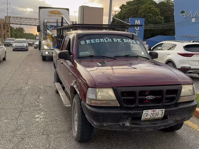 Un conductor y un trailero discutieron tras un choque en la colonia Pedro Sáenz de Baranda