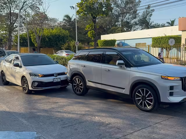 El auto no guardó la distancia correcta e impactó a la camioneta.