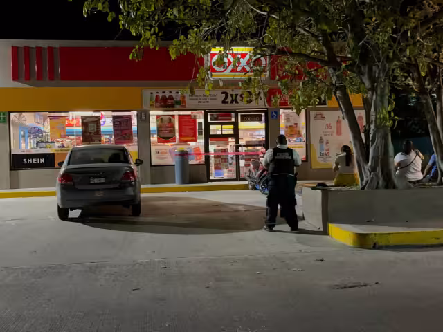 Empleados de una tienda 24 horas en la Colonia Centro fueron amagados y encerrados por un sujeto armado